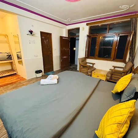Cafe Monkbase- Food And Stay Manali  Bagian luar foto