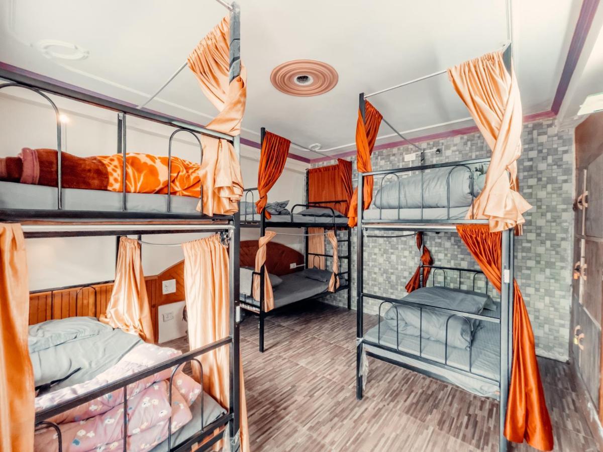 Cafe Monkbase- Food And Stay Manali  Bagian luar foto