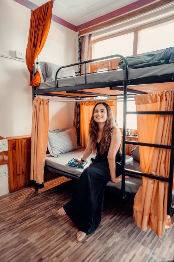 Cafe Monkbase- Food And Stay Manali  Bagian luar foto