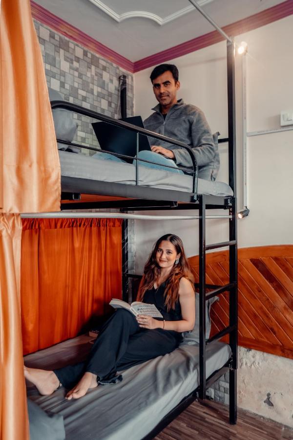 Cafe Monkbase- Food And Stay Manali  Bagian luar foto