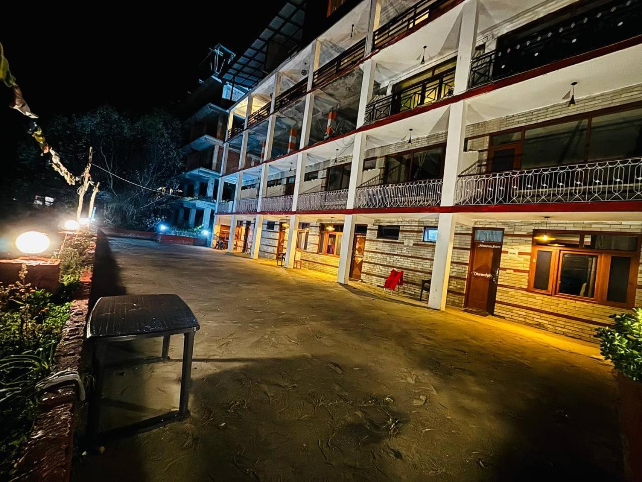 Cafe Monkbase- Food And Stay Manali  Bagian luar foto