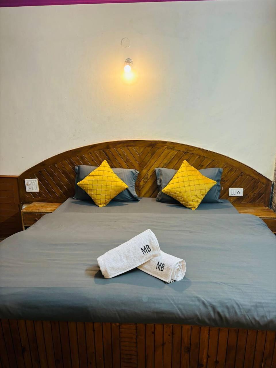 Cafe Monkbase- Food And Stay Manali  Bagian luar foto
