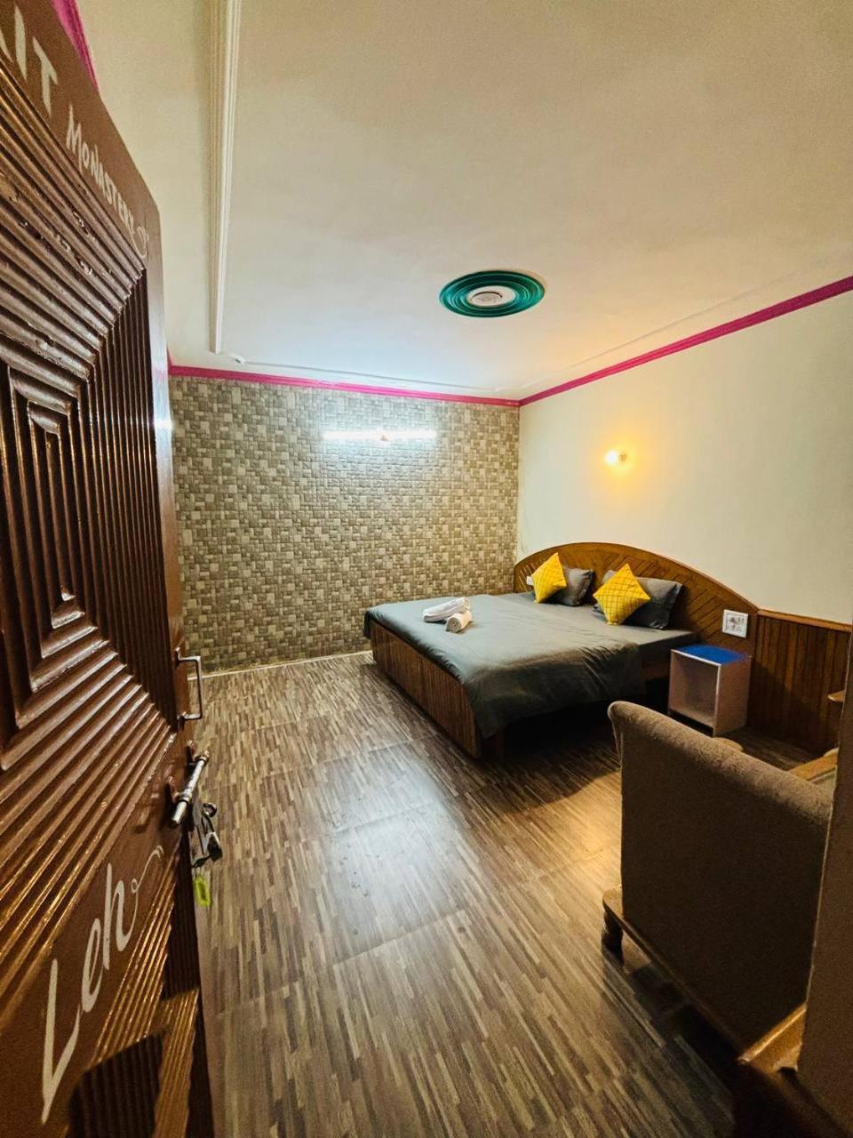 Cafe Monkbase- Food And Stay Manali  Bagian luar foto